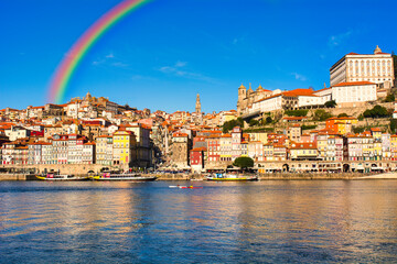 ポルトの歴史地区の街並みにかかる虹