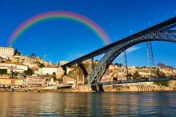 ポルトの歴史地区の街並みにかかる虹