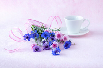 Obraz na płótnie Canvas コーヒーとヤグルマギクの花束のデザイン（ピンクバック）