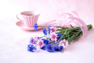 Obraz na płótnie Canvas コーヒーとヤグルマギクの花束のデザイン（ピンクのコーヒーカップ、ピンクバック）