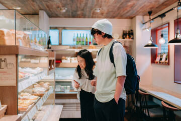 パンを選ぶ母親と10代のハーフの息子