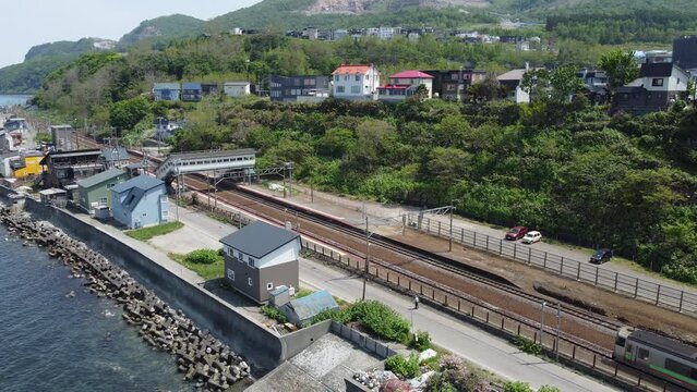 北海道の朝里駅に到着する電車