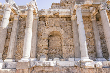 Obraz premium Remains of columns at Devlet Agorasi in Side, Turkey