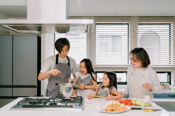 キッチンで一緒に食事の準備をする家族