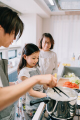 キッチンで一緒に食事の準備をする家族