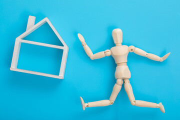 デッサン人形と家の模型　Drawing doll