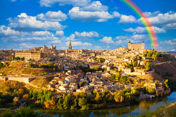 世界遺産・トレドの旧市街にかかる虹
