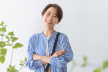腕組するきれいな日本人女性美容師