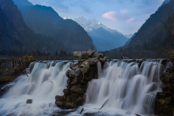 Fototapeta na wymiar Waterfalls and natural beauty in the Tibetan Plateau of China