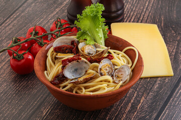 Pasta with vongole and tomato