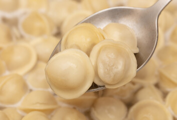 Dumplings made from dough and meat are boiled in boiled water.
