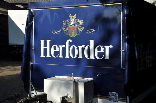 Herforder Pils Logo auf Getr&auml;nkewagen: Bierreklame, Werbung f&uuml;r Markenbier