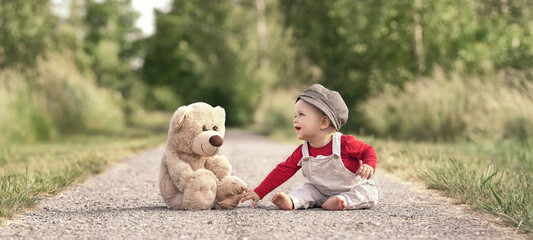 kleiner Junge mit Teddy