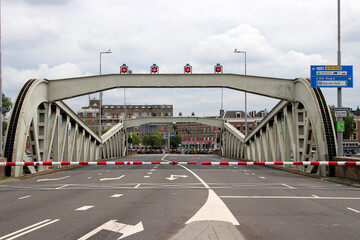koninginnebrug, bridge between Island named Noordereiland and the south of Rotterdam opens