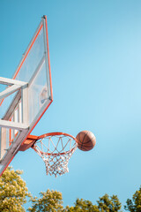 Naklejka premium basketball rim ball in net