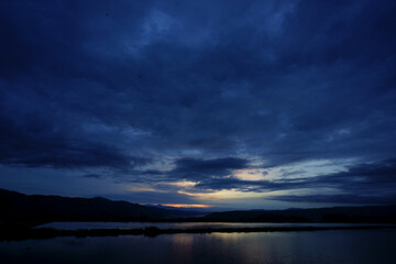 田植え前の水田における曇り日の夕景