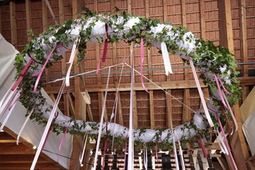 deckenkranz mit bändern im schopf an hochzeitsapero