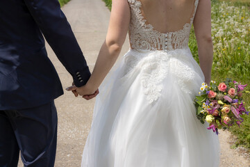 gemeinsam auf dem weg zum standesamt und kirche von hochzeit