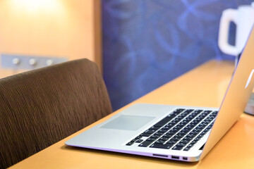 ホテルのデスクに置いたノートパソコン　テレワーク　出張　イメージ	