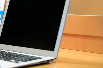 ホテルのデスクに置いたノートパソコン　テレワーク　出張　イメージ	