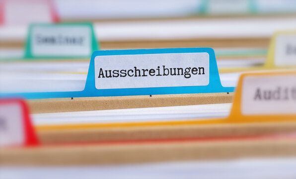 Akten mit der Beschriftung Ausschreibungen