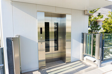 駅に設置してあるエレベーター © koni film