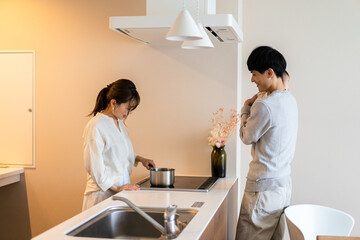 子育てと家事を分担する若いファミリー © maroke