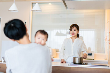 Obraz premium 子育てと家事を分担する若いファミリー