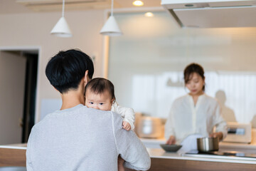Obraz premium 子育てと家事を分担する若いファミリー