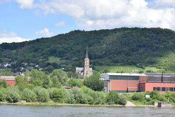 Uferbereich von Rheinbrohl mit Kirche und Fabrik