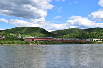 Fototapeta na wymiar alte rote Fabrik am Rheinufer