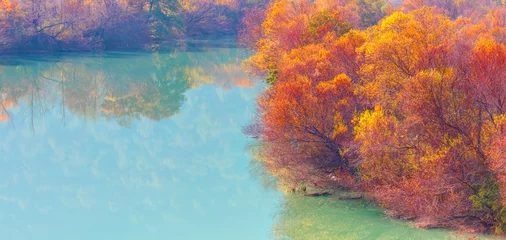 Schöne Herbstlandschaft mit farbenfrohem, majestätischem Goksu-Fluss im Nationalpark mit Herbstwald - Mersin, Türkei © muratart