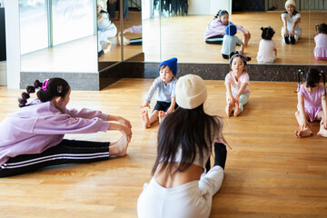 柔軟ストレッチをするダンススタジオの子供たち