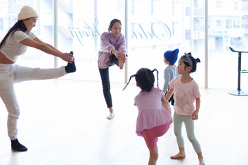 ダンスを習う子供たちのウォーミングアップ