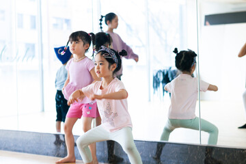 ダンスの振り付けを習う幼い子供たち