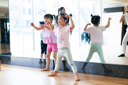 ダンスレッスンを受ける幼い子供たち
