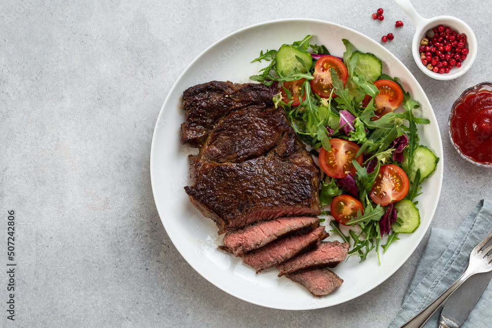 Wall mural beef steak with fresh vegetable salad