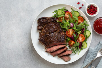 beef steak with fresh vegetable salad - 507242806