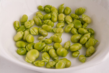 Habitas con jamón, talo y pisto