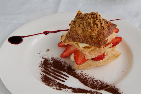 Postre de milhojas con fresas, nata y almendras