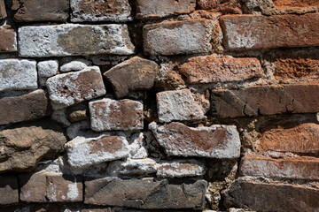 zerklüftete Backsteinwand