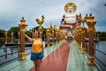 Mujer turista disfrutando de templo Wat Plai Laem, tomándose una selfie. Isla Koh Samui, en...