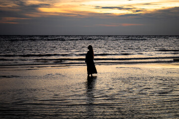 Mujer parada en playa hermosa, al atardecer. Sairee Beach, Koh Tao, Tailandia - obrazy, fototapety, plakaty