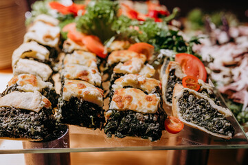 Słone przekąski na imprezie okolicznościowej