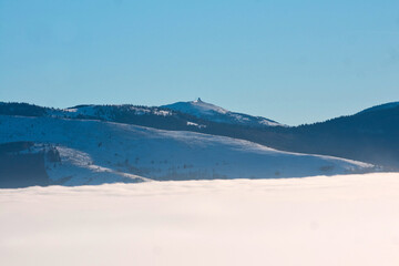 Blick &uuml;ber ein Nebelmeer auf das Observatorium auf dem Grand Ballon, dem h&ouml;chsten Berg der Hochvogesen, Frankreich