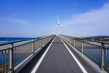 菊川河口の潮騒橋から遠州灘沿いの風力発電所（静岡県掛川市）