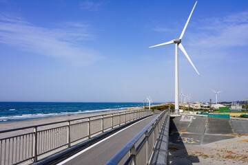 菊川河口の潮騒橋から遠州灘沿いの風力発電所（静岡県掛川市）