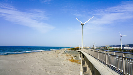 菊川河口の潮騒橋から遠州灘沿いの風力発電所（静岡県掛川市）