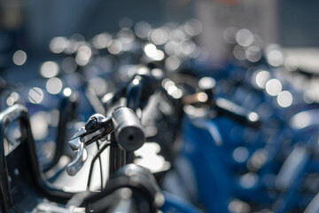 Fototapeta na wymiar Lenker eines Fahrrads und im Hintergrund viele blaue Fahrräder 