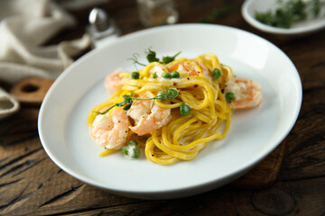 Pasta with shrimps and green pea